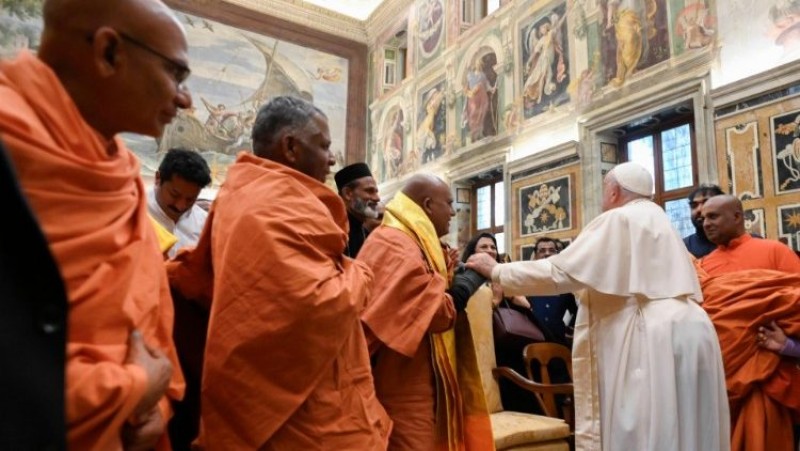 ĐTC Phanxicô chào các tham dự viên “Hội nghị Tất cả Tôn giáo”  (Vatican Media)
