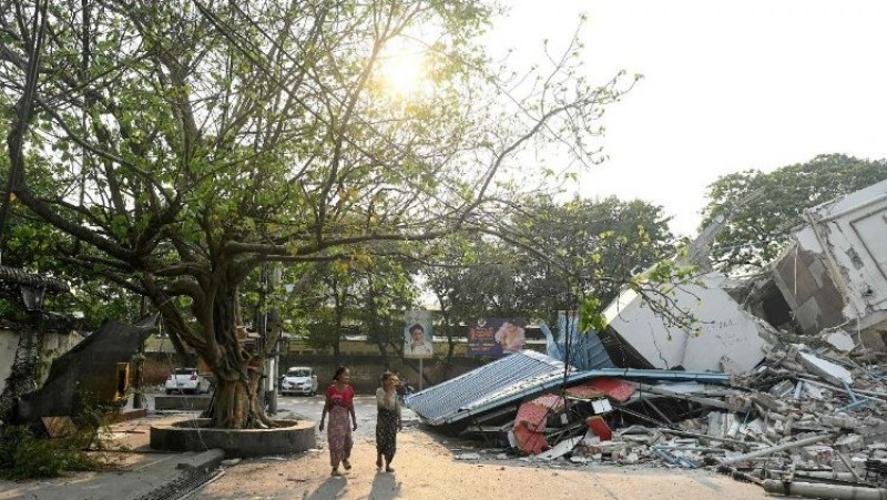 Một tòa nhà đổ nát bởi động đất ở Mandalay, Myanmar