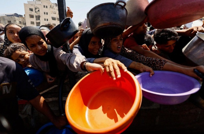 Người dân Palestine chờ nhận thức ăn