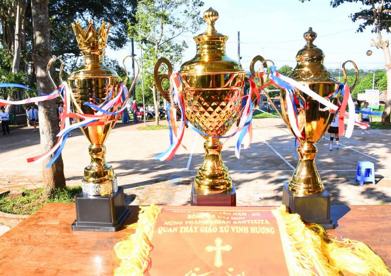 Gx. Vinh Hương: Khai mạc giải thể thao mừng Lễ Bổn mạng giáo xứ