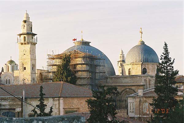 Tại khu vực ngôi mộ này người ta có thể nghe tiếng chuông từ Nhà thờ Thánh Mộ (Church of the Holy Sepulchre) hay tiếng kêu gọi cầu kinh xuất phát từ các ngôi tháp của đền thờ Hồi Giáo kế bên.