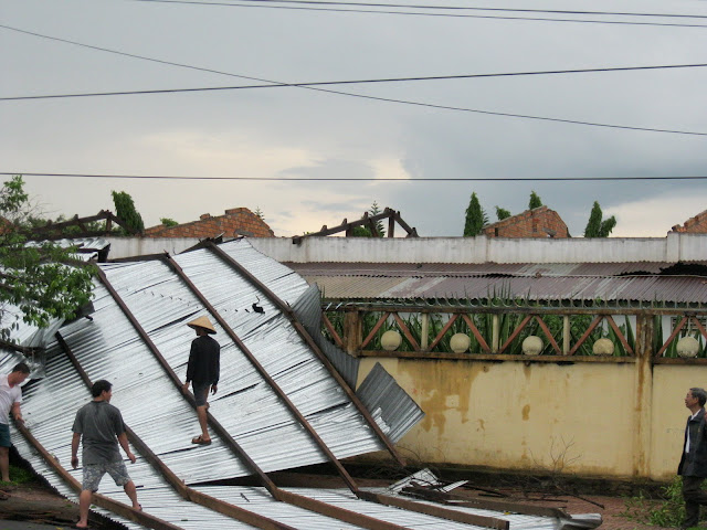 Mưa lốc xoáy đã làm tốc mái nhà trệt của Tòa Giám mục BMT