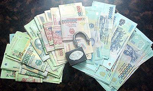 Đứng trên tiền bạc