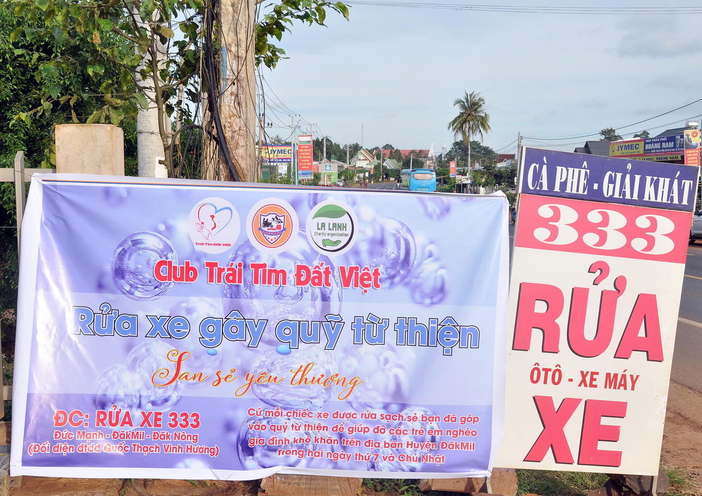 Club Trái Tim Đất Việt - Rửa xe làm từ thiện tại Vinh Hương