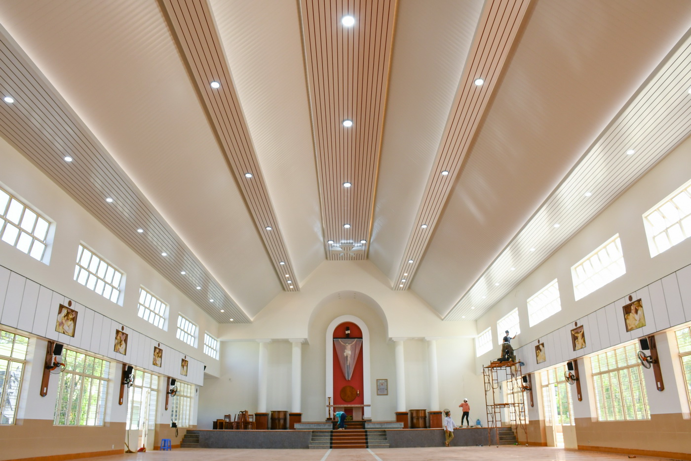 Vinh Hương – Trần nhà thờ đã hoàn tất