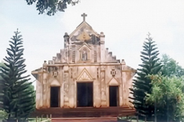 Nhà thờ năm 1958, về sau được nới rộng bằng cách xây tường bọc hành lang và thêm một gian cung thánh.