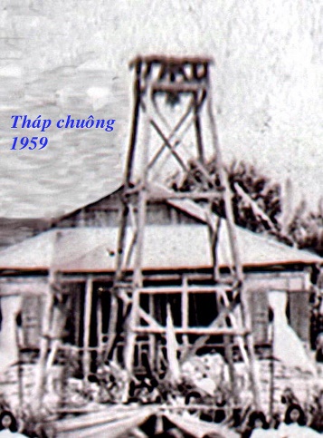 Tháp chuông năm 1959 cạnh nhà sàn
