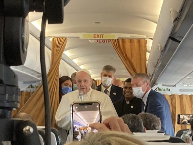 Đức Phanxicô chào các nhà báo trên chuyến bay đi Budapest chúa nhật 12 tháng 9-2021