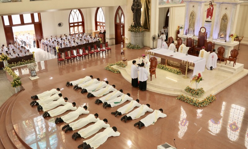 Hình minh họa: Phong chức linh mục Giáo phận Phú Cường, ngày 8 tháng 1 năm 2019.