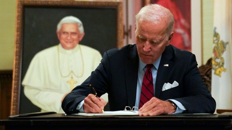 Tổng thống Biden đến Toà Sứ thần ở Hoa Kỳ để kính viếng Đức Biển Đức XVI