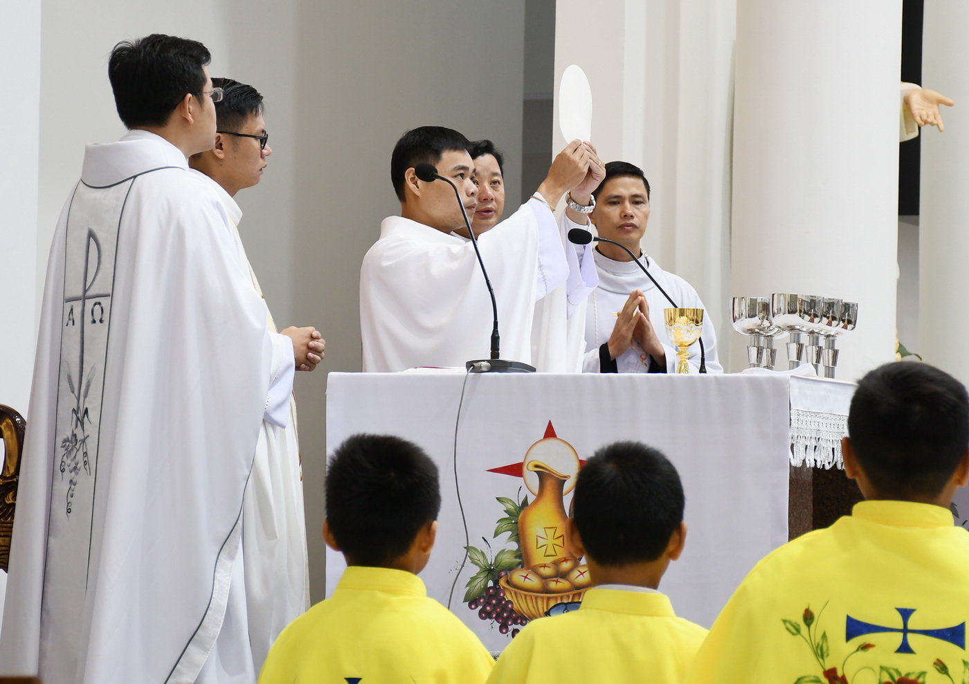 Tân linh mục Augustinô Phan Minh Danh dâng lễ tạ ơn tại giáo xứ Vinh Hương