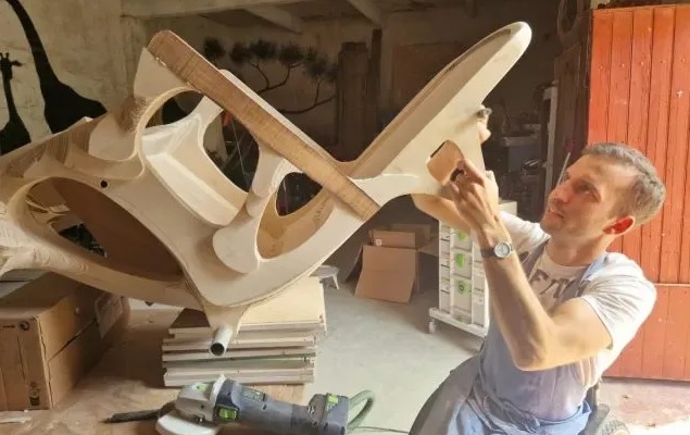 Paul de Livron: một dự án điên rồ, một ý chí sắt đá làm ghế lăn gỗ cho Đức Phanxicô