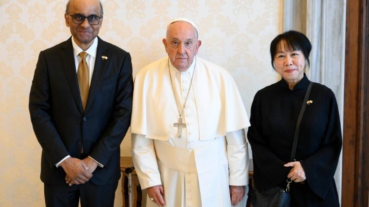 ĐTC Phanxicô và Tổng thống Tharman Shanmugaratnam của Singapore và phu nhân (22/06/2024)  (Vatican Media)