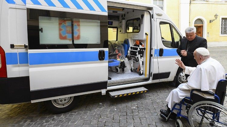 ĐTC tặng chiếc xe cứu thương thứ 3 cho một bệnh viện ở Ucraina