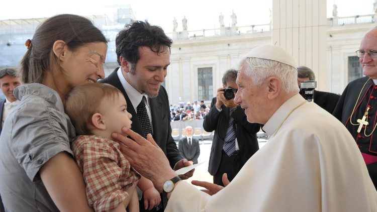 Chị Chiara Corbella cùng chồng (Enrico Petrillo) và con trai Francesco yết kiến Đức cố Giáo hoàng Biển Đức (tháng 5/2012)
