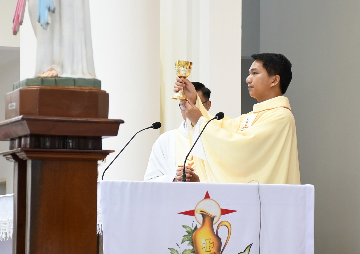 Gx. Vinh Hương - Tân linh mục dâng lễ tạ ơn