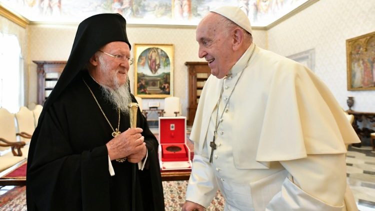 Đức Thượng phụ Bartolomeo I và ĐTC Phanxicô  (Vatican Media)