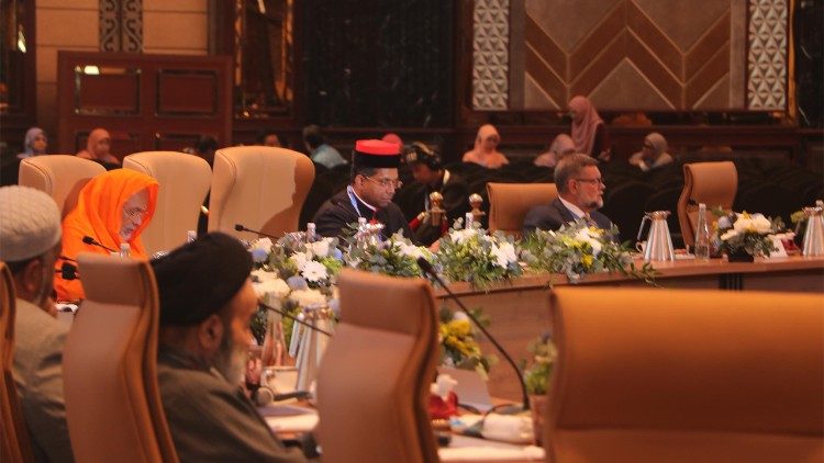 ĐHY George Jacob Koovakad, Tổng trưởng Bộ Đối thoại Liên tôn, trong Hội nghị Quốc tế lần thứ hai của các nhà lãnh đạo tôn giáo, được tổ chức tại Malaysia.