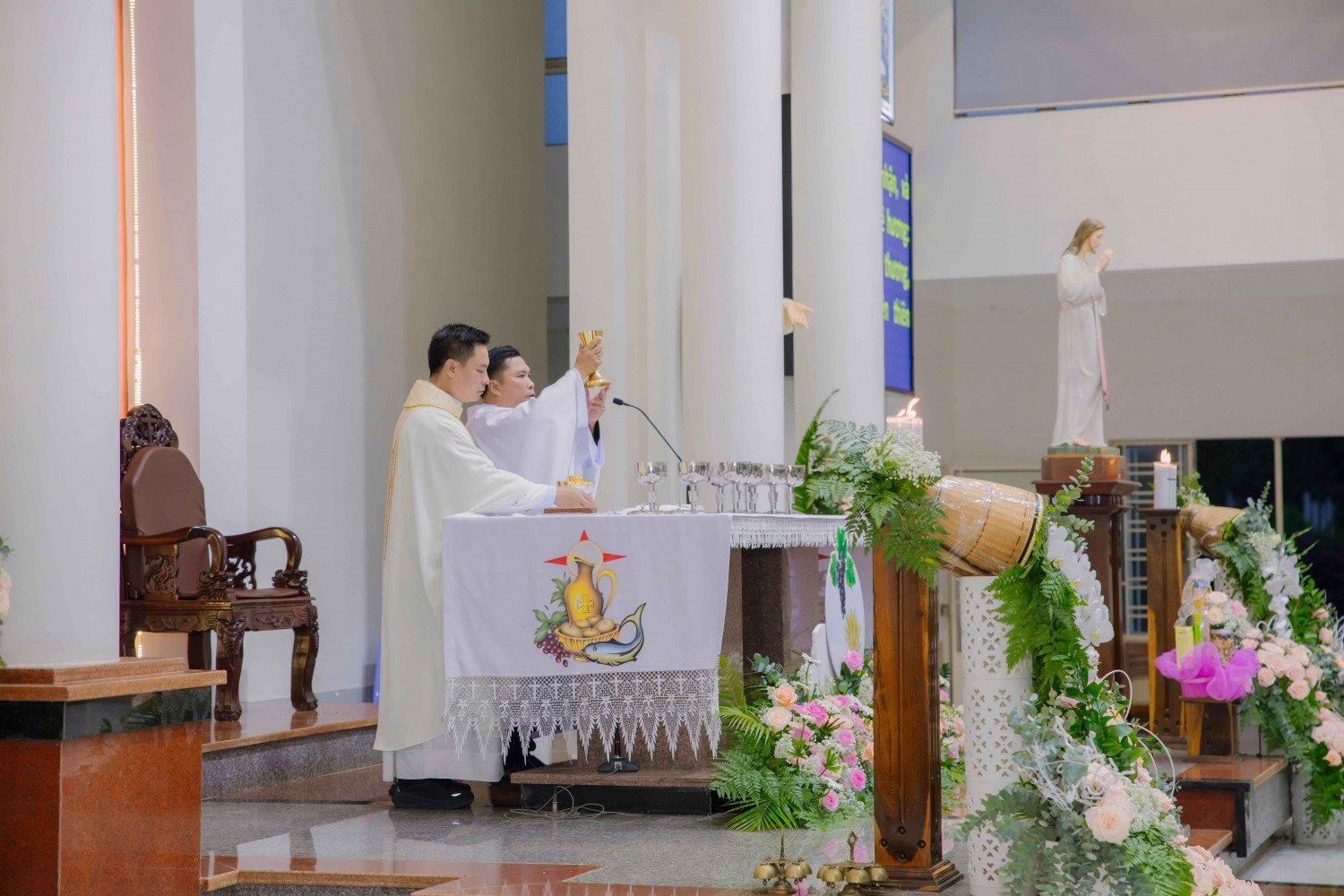 Giáo xứ Vinh Hương: 63 em Thiếu nhi Rước lễ lần đầu