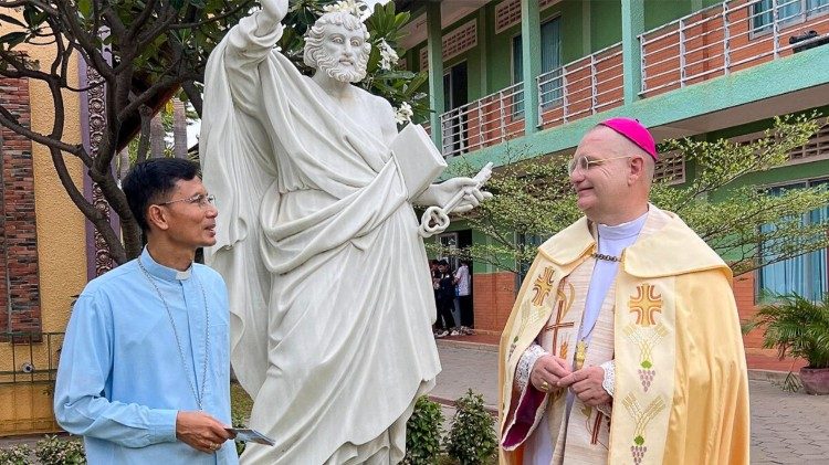 Đức Cha Pierre Suon Hangly và Đức Cha Olivier Schmitthaeusler