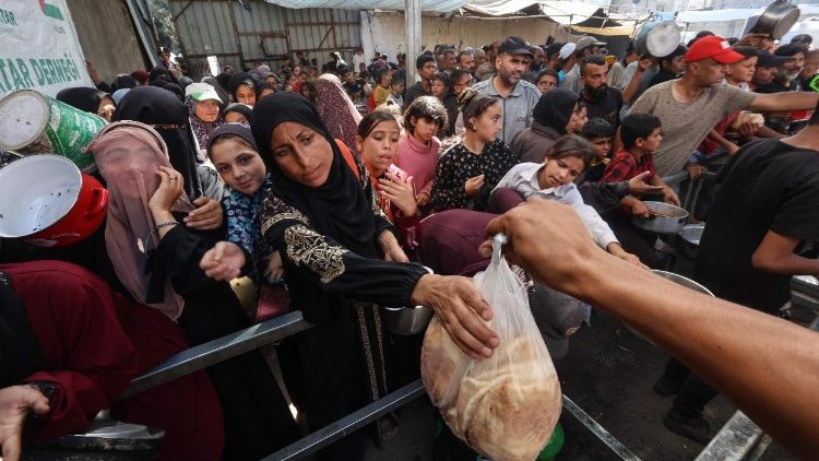 Người dân Gaza nhận cứu trợ