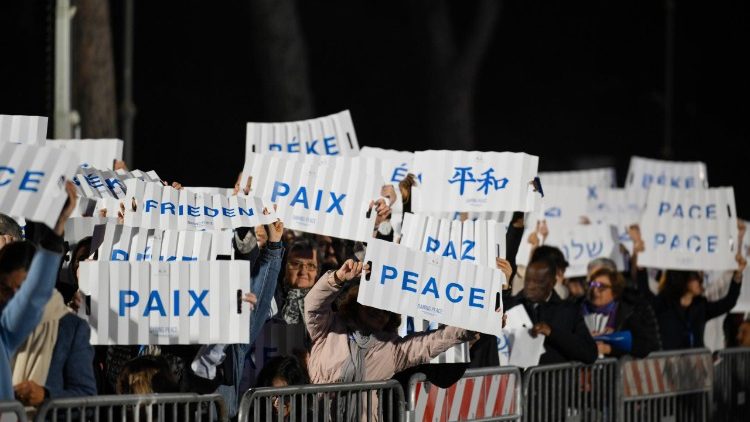 Chữ hòa bình được viết bằng các ngôn ngữ được giơ cao trong buổi cầu nguyện