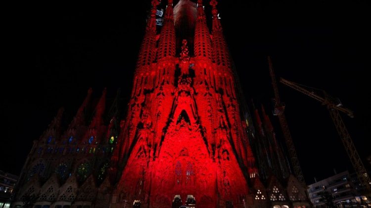 Vương cung thánh đường Sagrada Familia hưởng ứng chiến dịch "Thứ Tư Đỏ", ngày 20.11.2024, Bacelona, Tây Ban Nha.