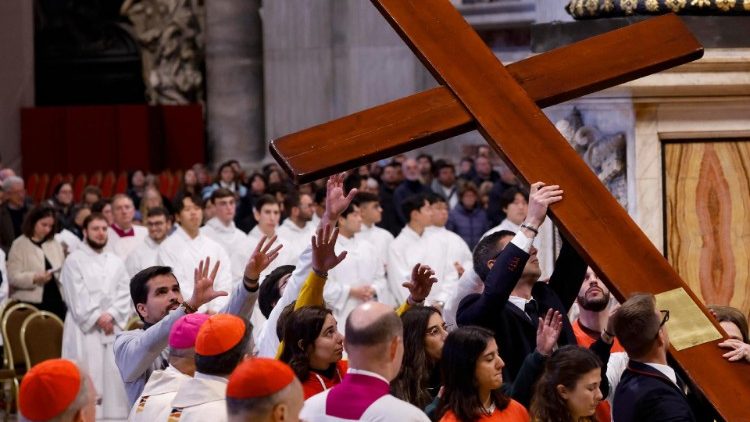 Thánh giá của Ngày Giới trẻ Thế giới được trao cho Hàn Quốc trong Thánh lễ tại Đền Thờ Thánh Phê rô, ngày 24.11.2024.