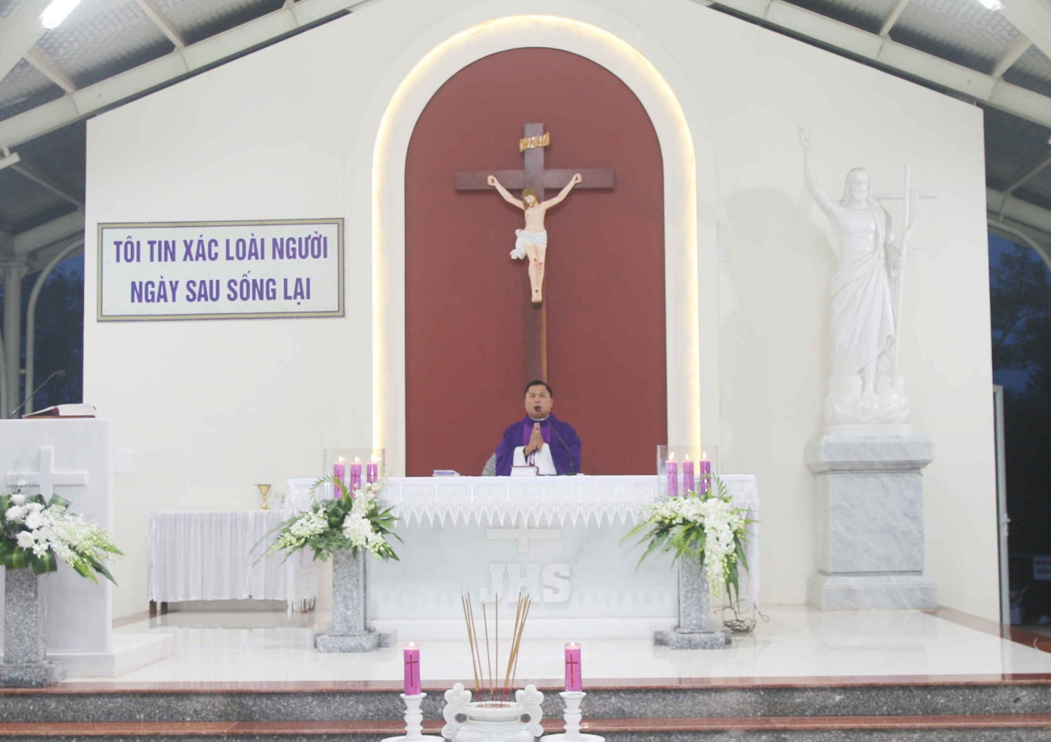 Gx. Vinh Hương: Lễ cầu cho các tín hữu đã qua đời