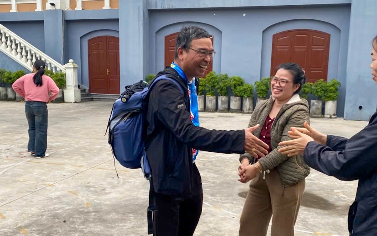 Đức Cha Vinh Sơn Nguyễn Văn Bản đi bộ về nguồn