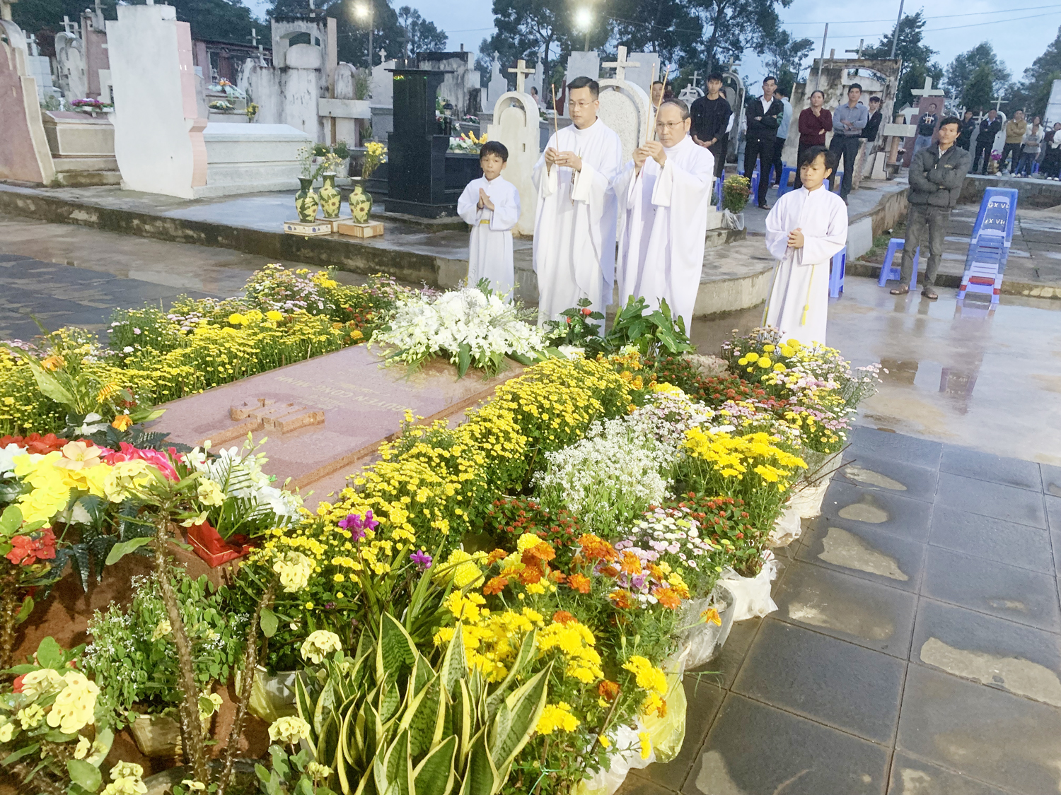 Quý Cha niệm hương trước phần mộ Cha cố Phaolô Nguyễn Công Minh