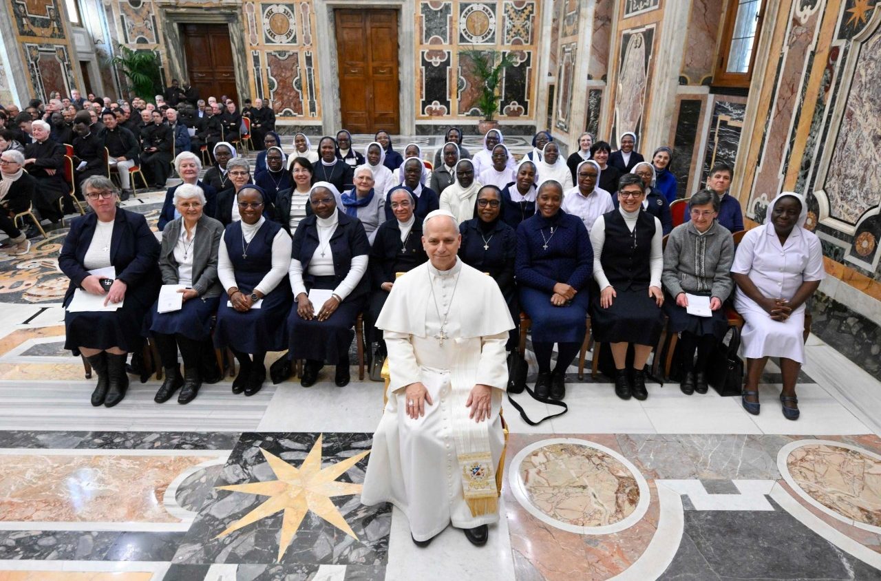 ĐTC Lêô XIV tiếp các tu sĩ Dòng Hiến sĩ Đức Mẹ và dòng Đức Mẹ các Tông đồ
