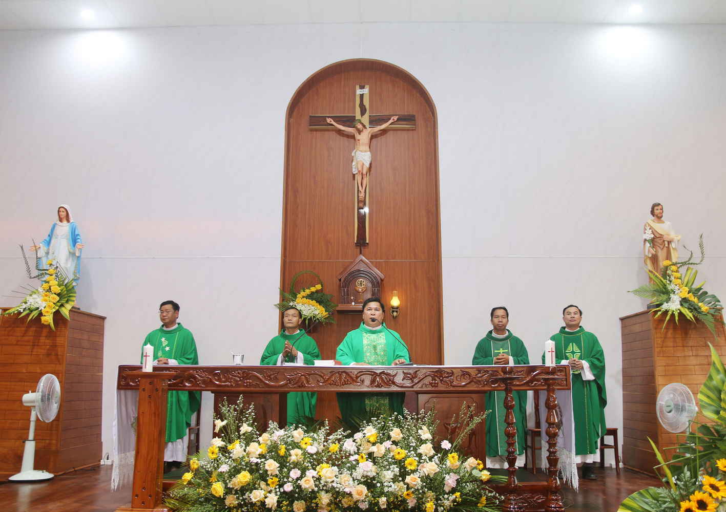 Giáo họ Đức Bình: Thánh lễ Tạ ơn, làm phép Nhà nguyện và Bàn thờ