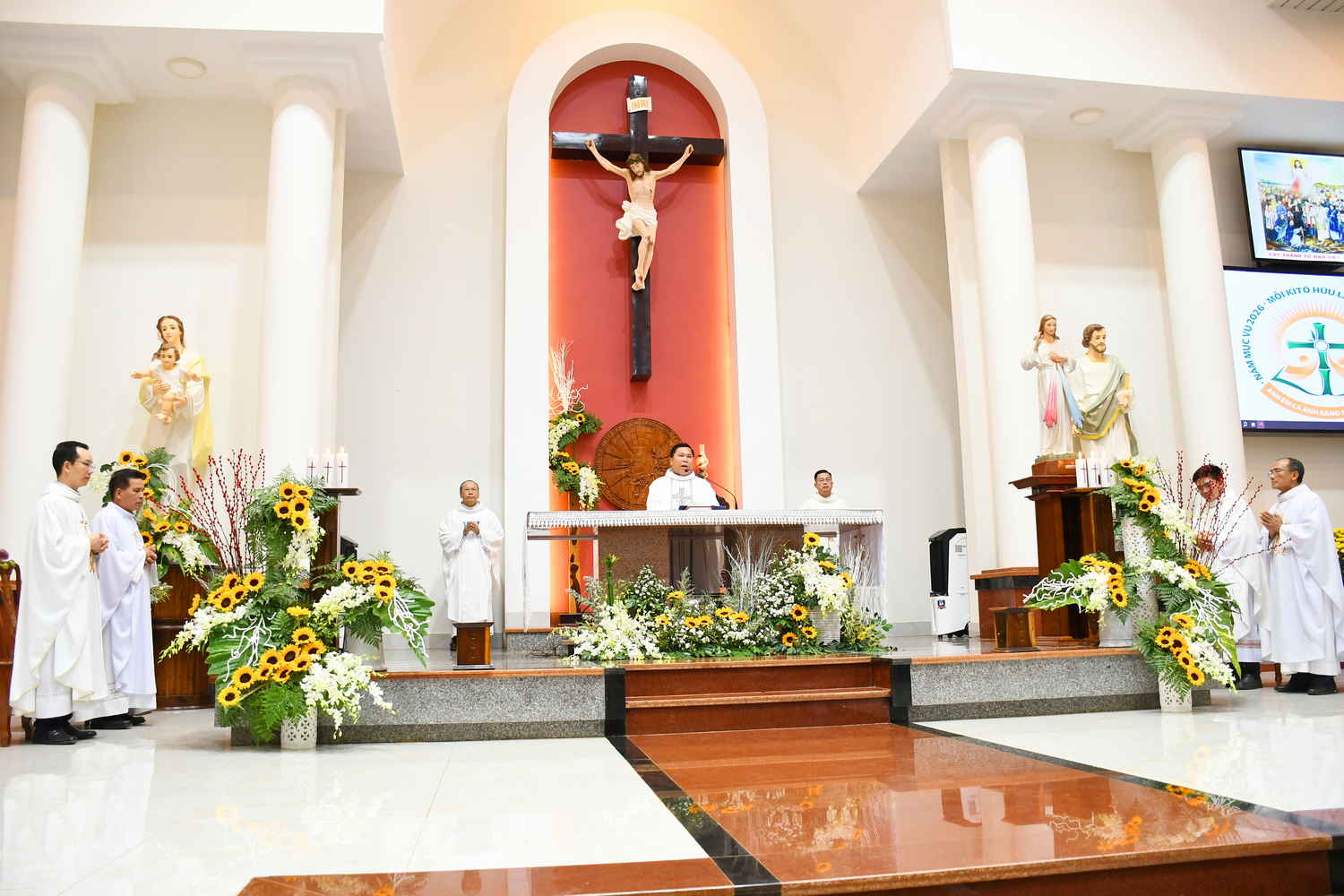 Gx. Vinh Hương: Mồng Một Tết Bính Ngọ - Cầu bình an cho Năm mới.