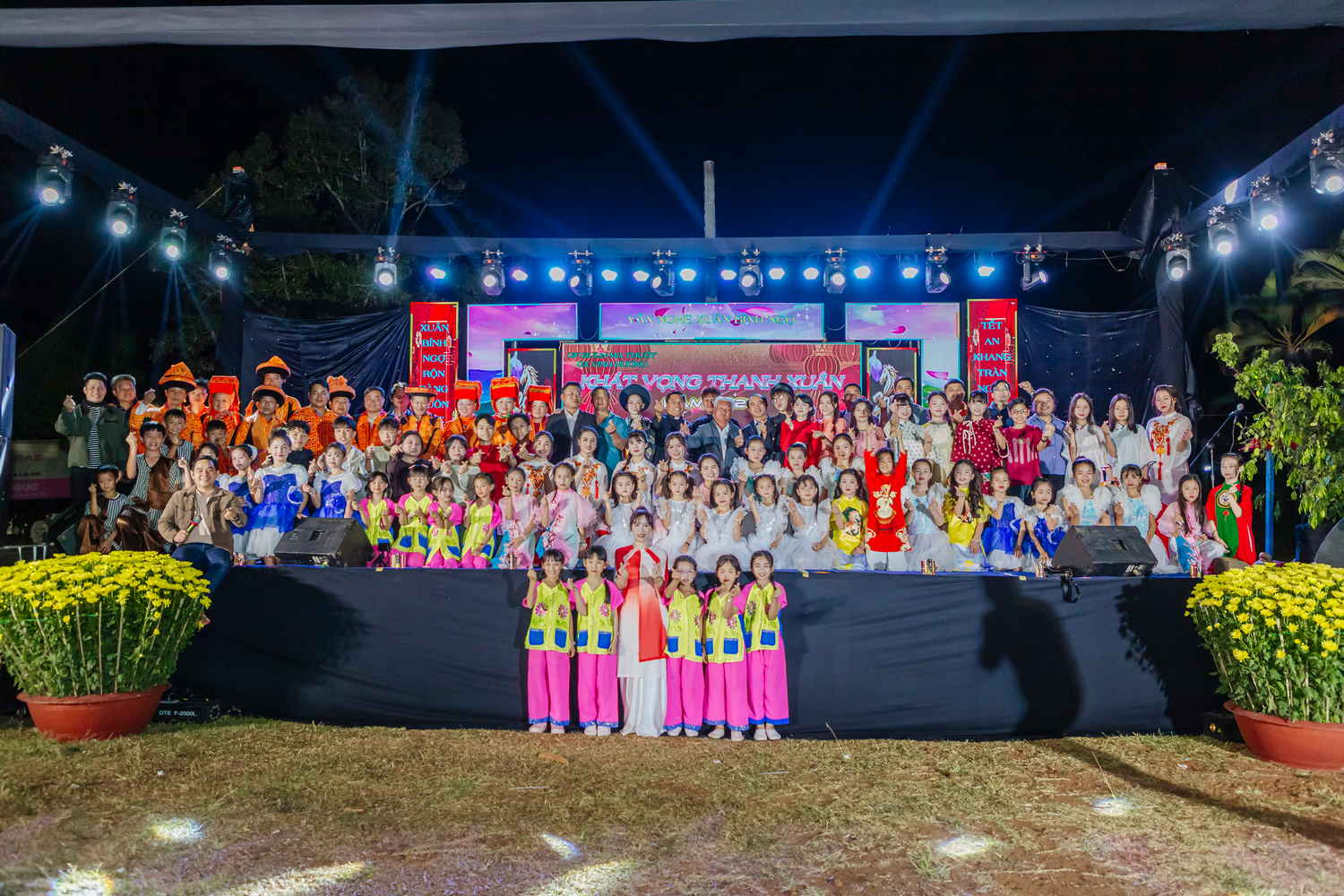 Vinh Hương: Hình ảnh Văn nghệ mừng Xuân Bính Ngọ 2026