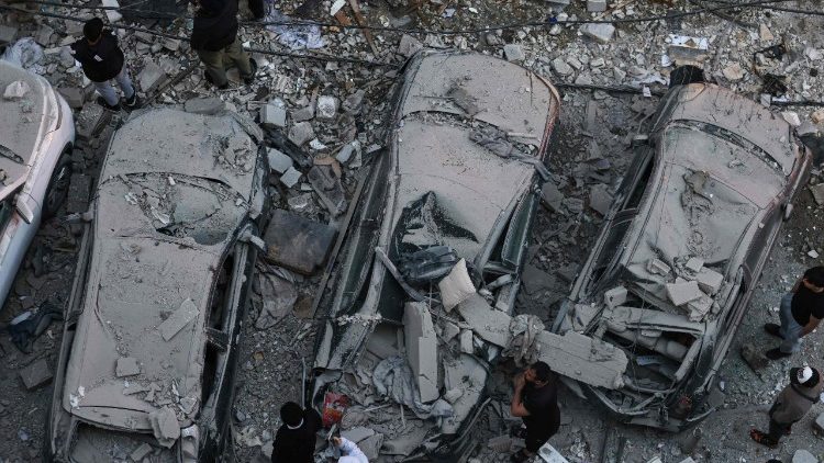 Hiện trường vụ tấn công của Israel vào một tòa nhà ở Beirut (Libăng)