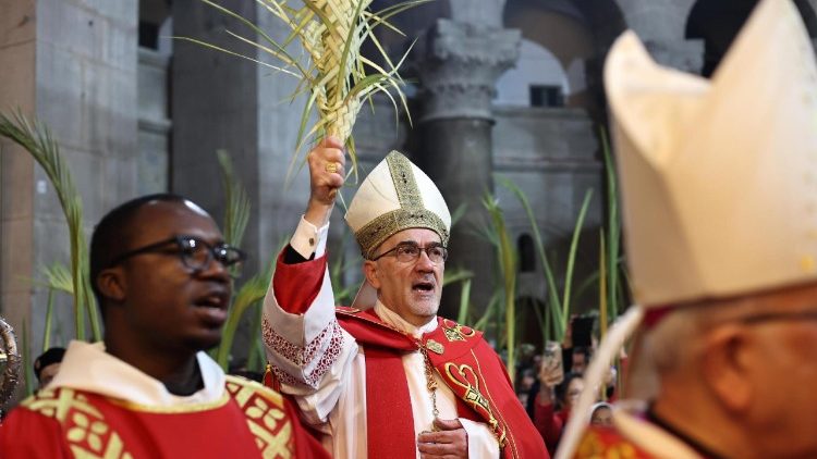 Đức Hồng y Pierbattista Pizzaballa chủ sự nghi thức kiệu Lá dịp Lễ Lá năm 2025