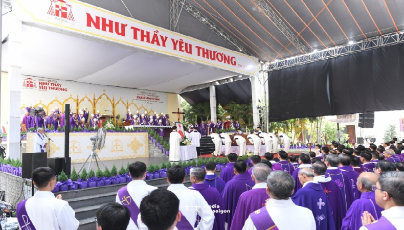 Nghi lễ di quan và Thánh lễ an táng Đức Hồng y Gioan Baotixita Phạm Minh Mẫn