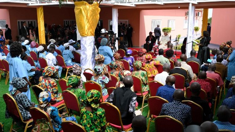 Đức Thánh Cha Lêô XIV thăm Nhà đón tiếp người cao tuổi ở Saurimo, Angola, ngày 20.04.2026.