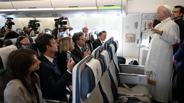 Đức Thánh Cha Lêô XIV trong cuộc họp báo trên chuyến bay từ Guinea Xích Đạo về Roma, ngày 23.04.2026.