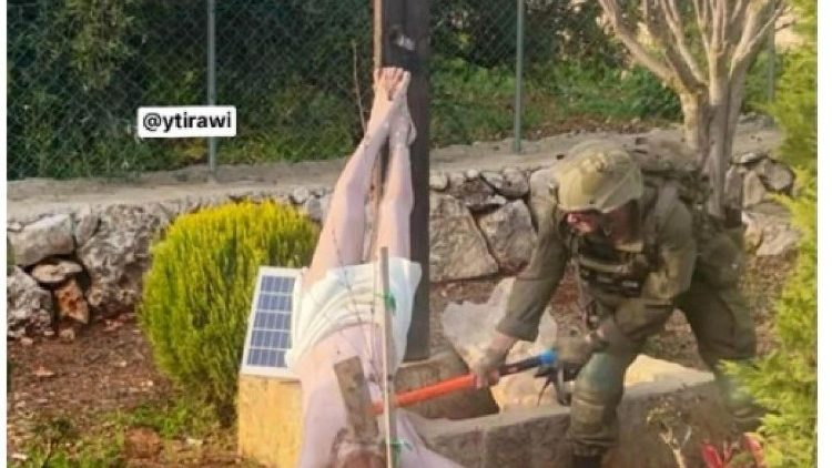 Hình ảnh người lính Israel xúc phạm Thánh Giá
