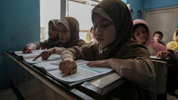 Các bé gái Afghanistan tại một lớp học tư