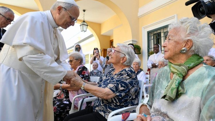 ĐTC Lêô XIV thăm viện dưỡng lão “Santa Marta” ở Castel Gandolfo, ngày 21/7/2025