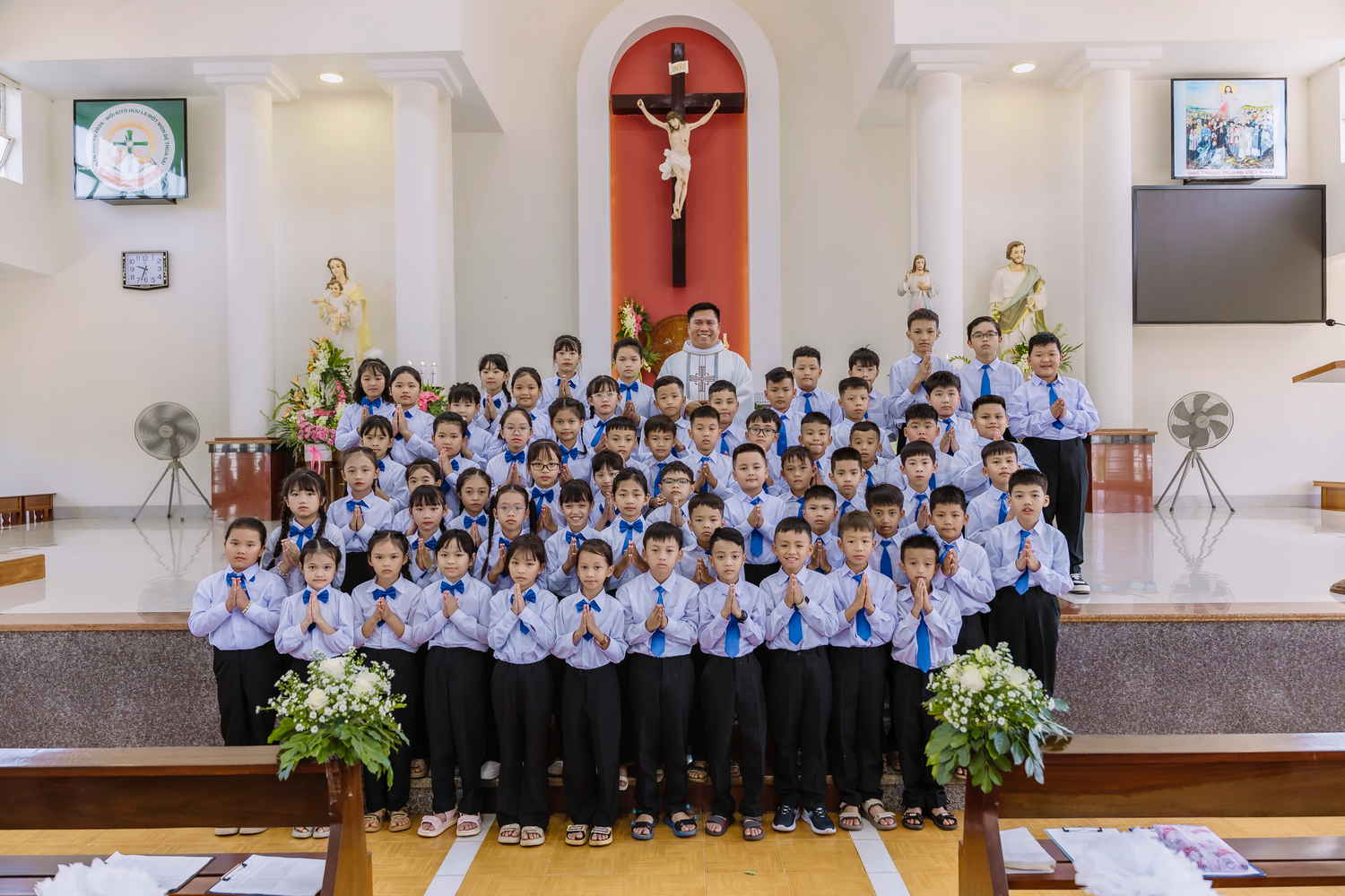 Giáo xứ Vinh Hương: 62 em Thiếu nhi Rước lễ lần đầu