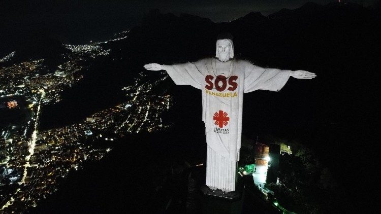 Tượng Chúa Kitô Cứu Thế tại Rio de Janeiro, Brasil với logo của Caritas và thông điệp 'SOS' liên đới với các nạn nhân vụ động đất ở Venezuela
