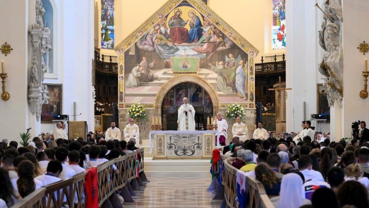 Đức Thánh Cha thăm Assisi: Thế giới đang tìm kiếm những vị thánh giữa các con