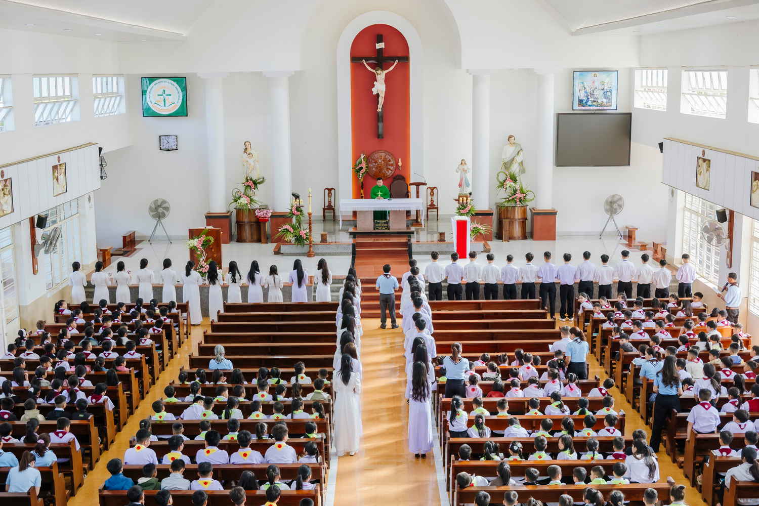 Vinh Hương: Thánh lễ lên đường và Khai giảng năm học giáo lý