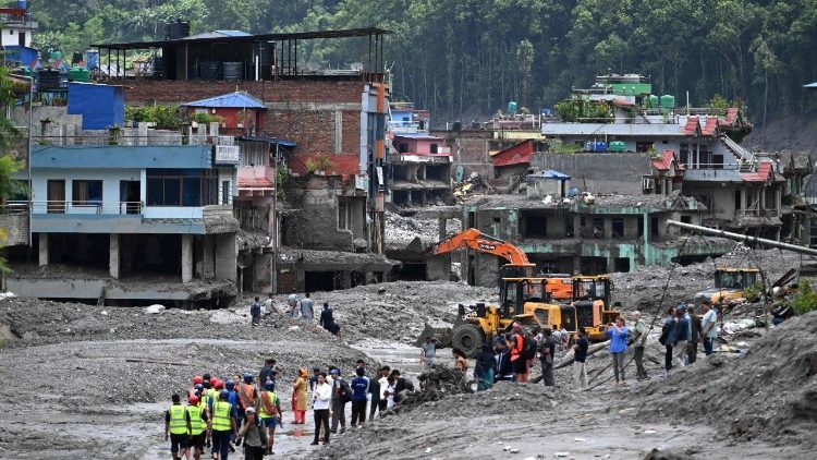 Công tác cứu hộ sau thảm hoạ lũ quét tại Nepal.