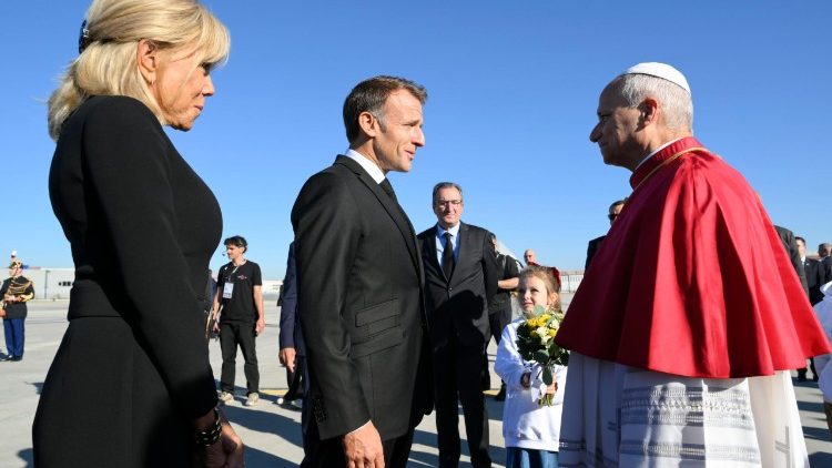 Tổng thống Macron và phu nhân chào đón Đức Thánh Cha Lêô XIV tại sân bay Orly, Paris