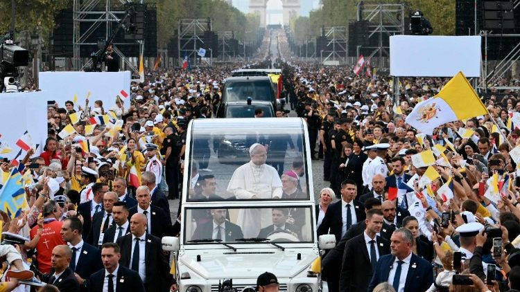 Biển người chào đón Đức Thánh Cha Lêô XIV tại Paris